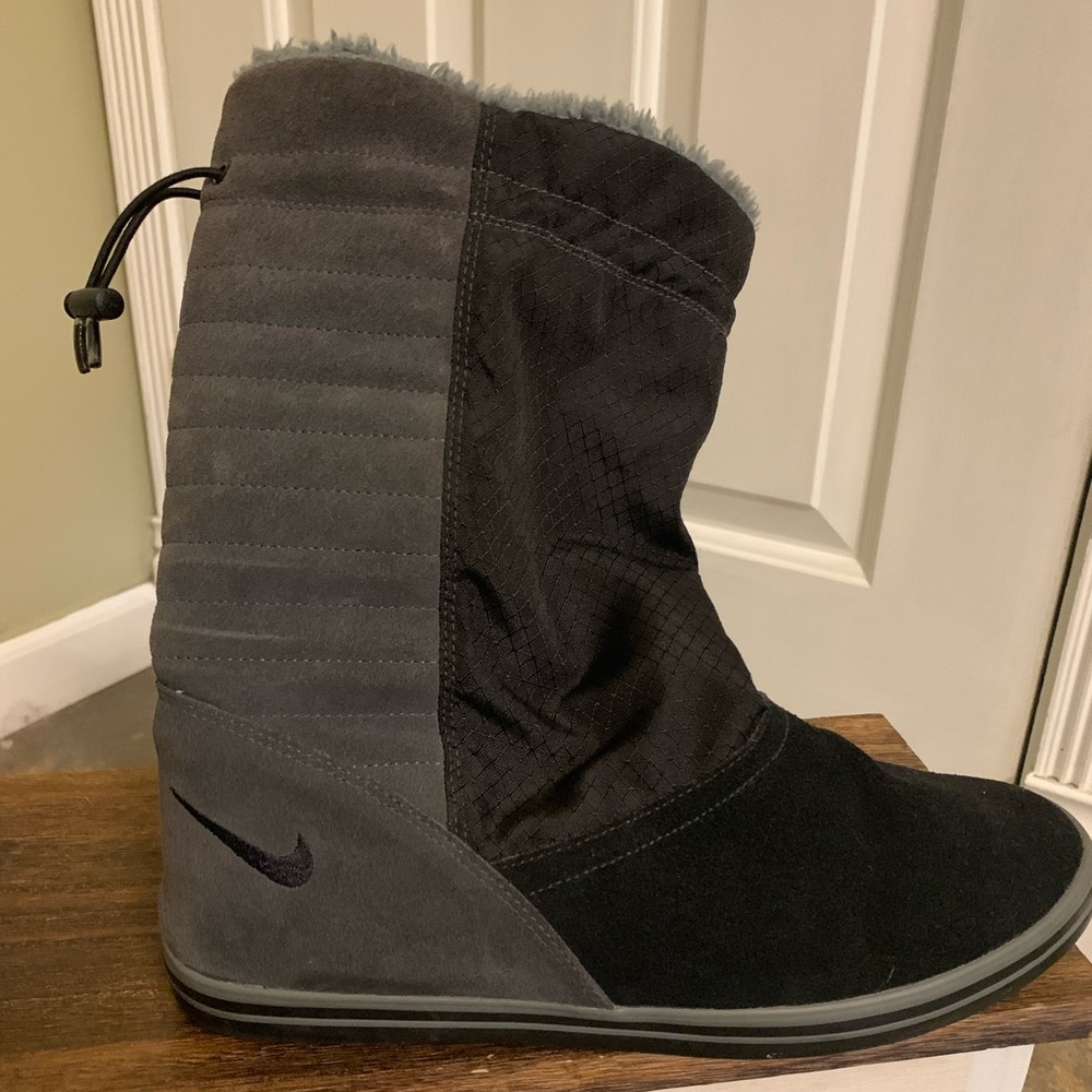 Nike Anthracite black & gray boots.  Size 9.